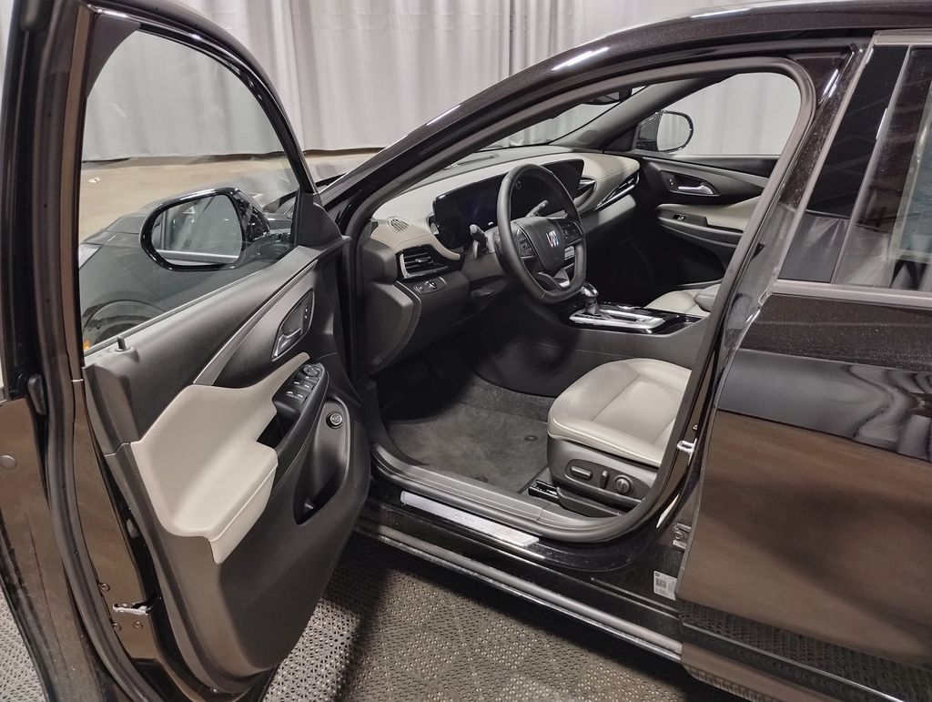 Vehicle image 9 of 44