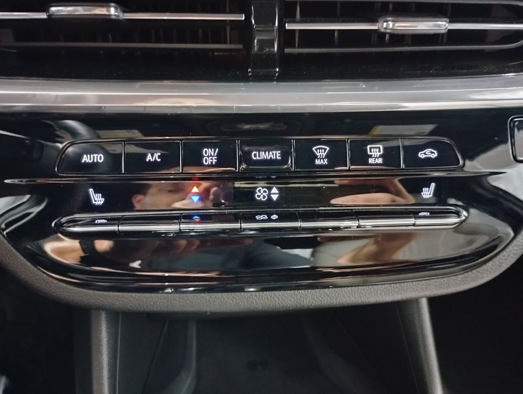 Vehicle image 31 of 44