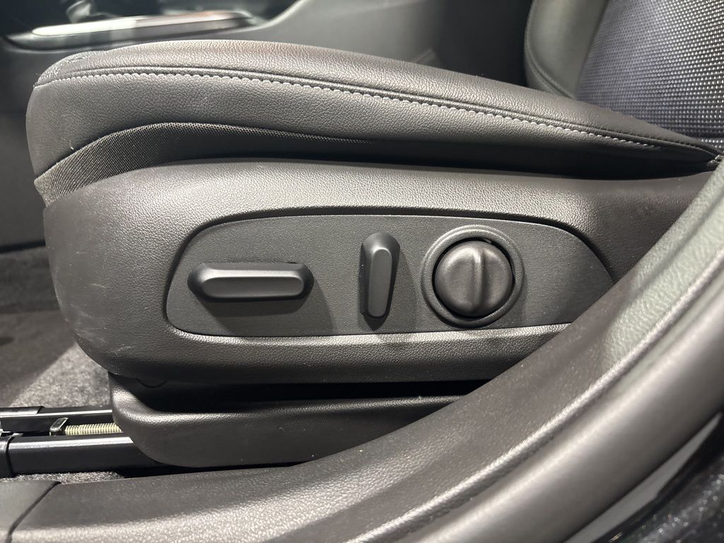 Vehicle image 27 of 45