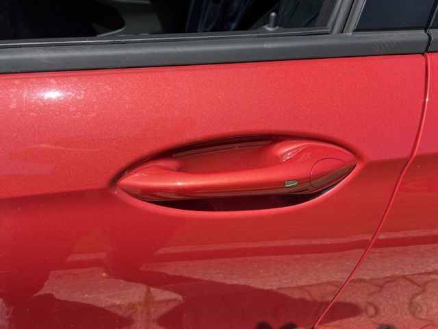 Vehicle image 21 of 31