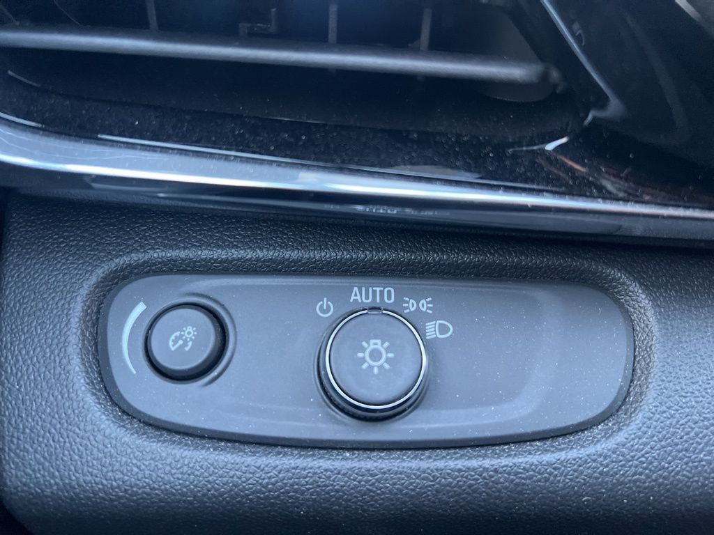 2024 Buick Envista Sport Touring Image 17 of 27