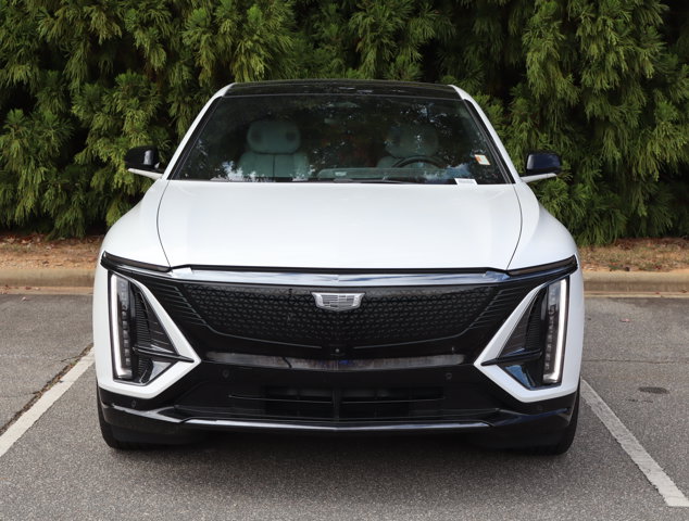 2024 Cadillac LYRIQ Sport Image 2 of 39