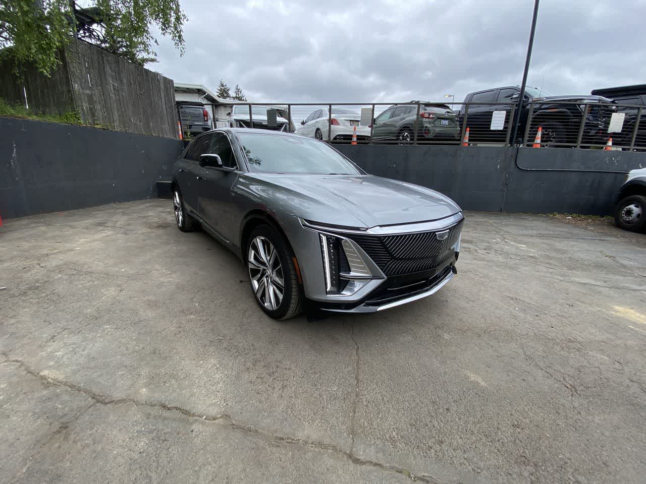 2024 Cadillac LYRIQ Luxury Image 3 of 33