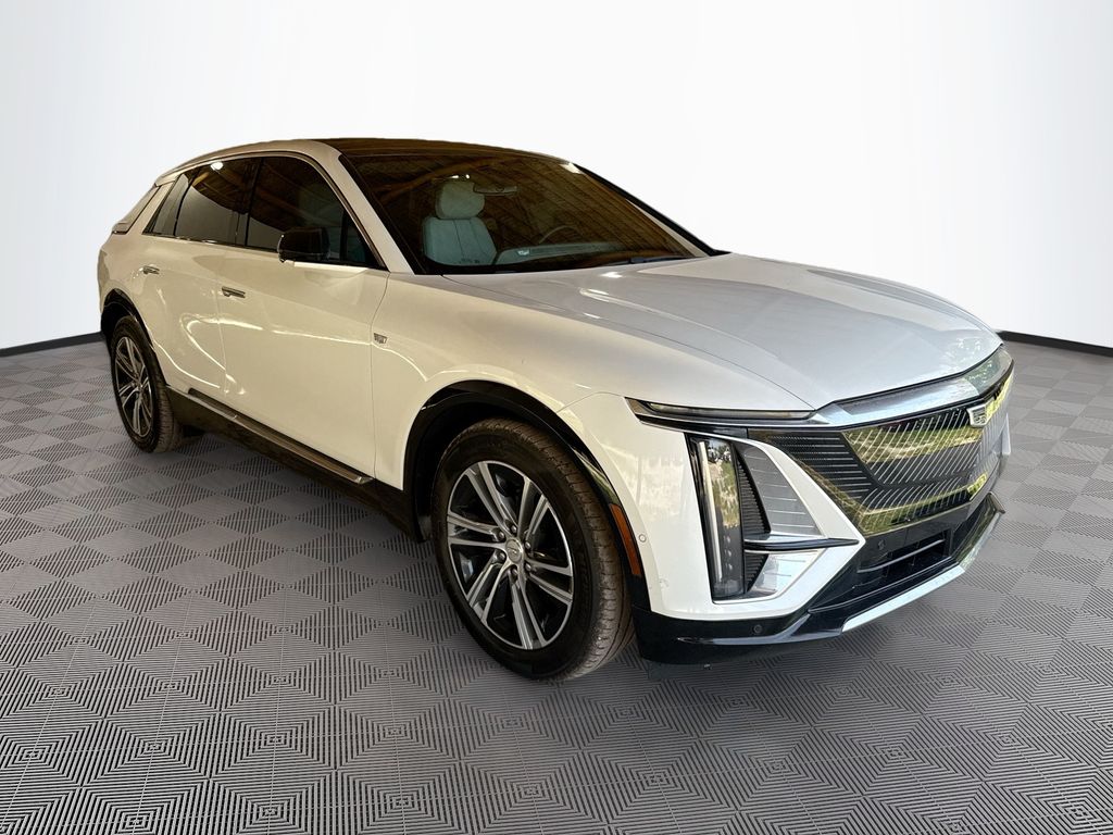 2024 Cadillac LYRIQ Luxury Image 2 of 34