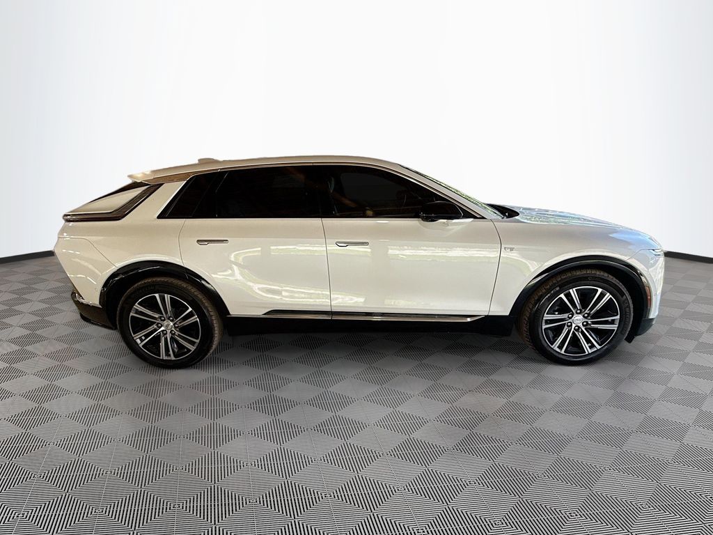 2024 Cadillac LYRIQ Luxury Image 3 of 34