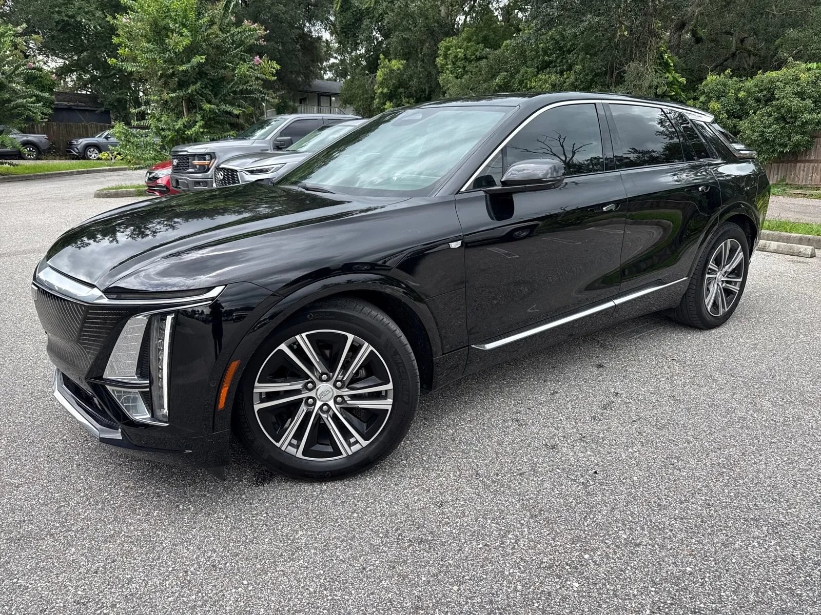 2024 Cadillac LYRIQ Luxury Image 2 of 23
