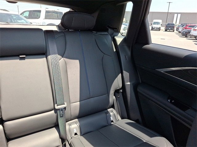 Vehicle image 16 of 32
