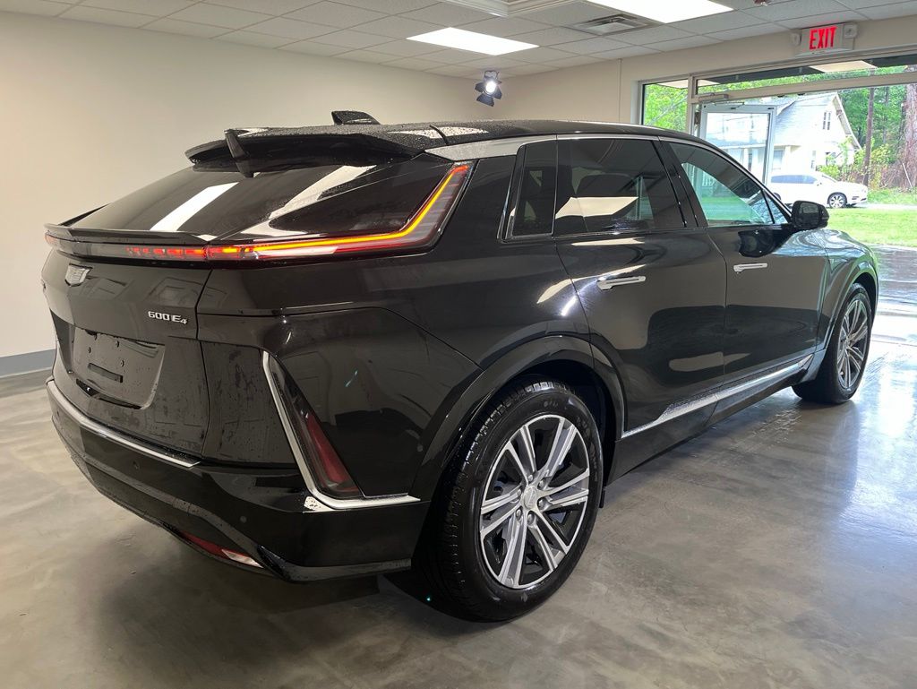 2024 Cadillac LYRIQ Luxury Image 2 of 24