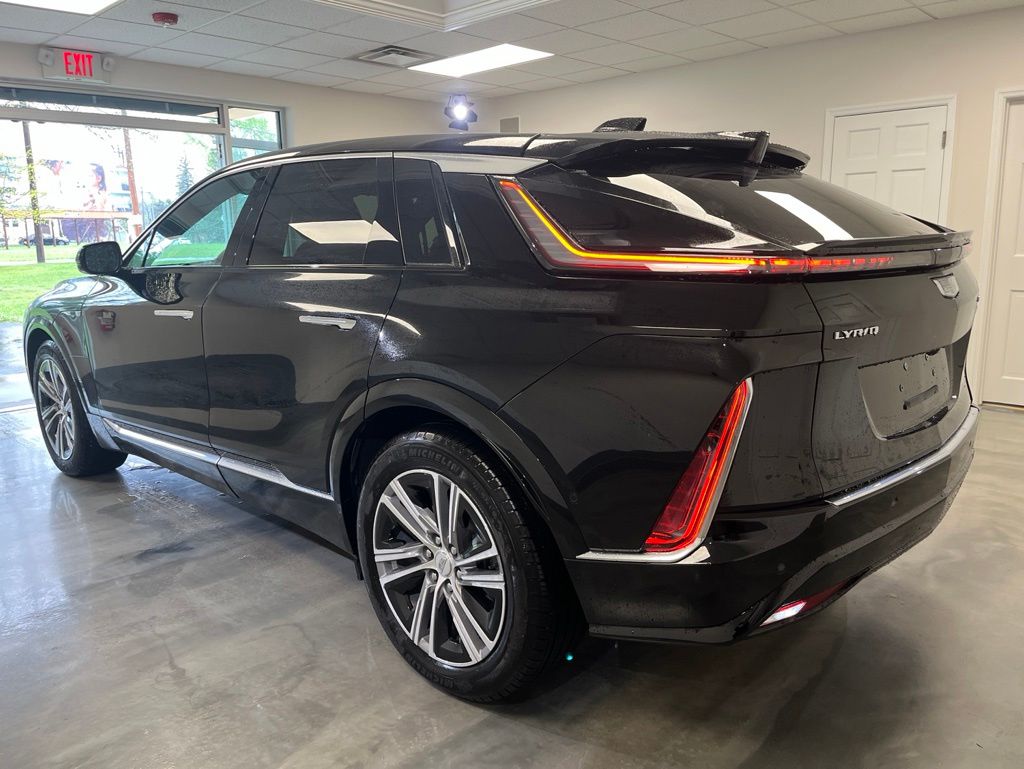 2024 Cadillac LYRIQ Luxury Image 3 of 24