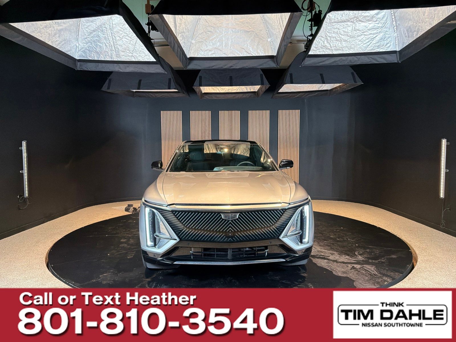 2024 Cadillac LYRIQ Luxury Image 2 of 11