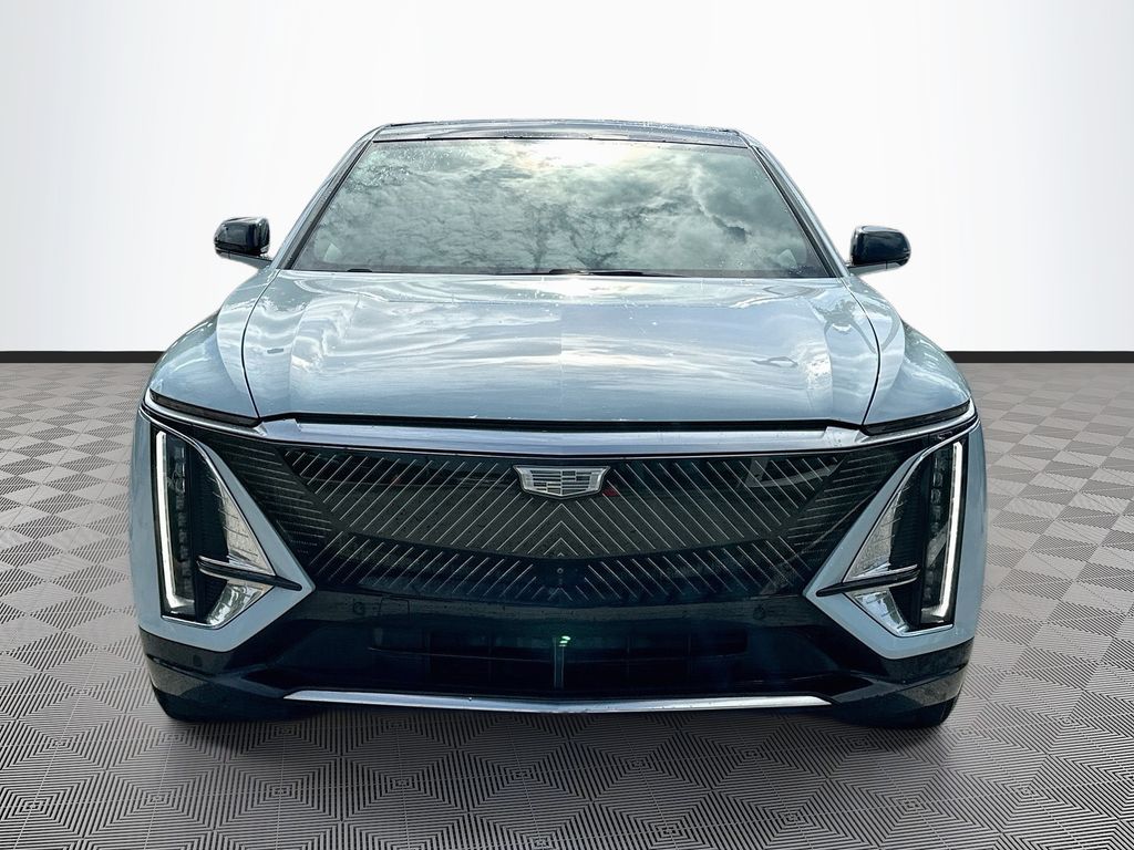 2024 Cadillac LYRIQ Luxury Image 2 of 35