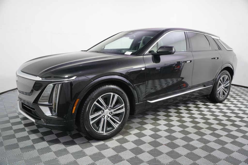 2024 Cadillac LYRIQ Luxury Image 2 of 35