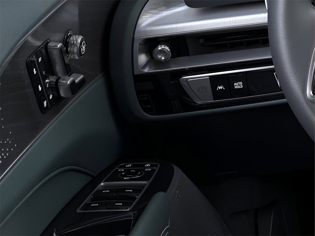 Vehicle image 18 of 24