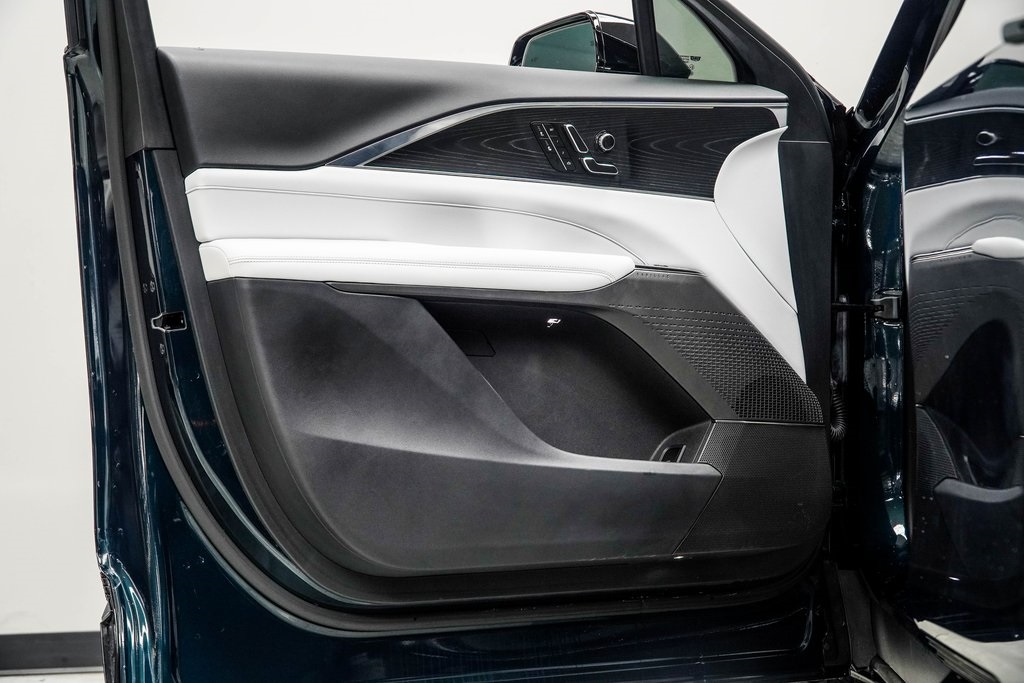 Vehicle image 31 of 39