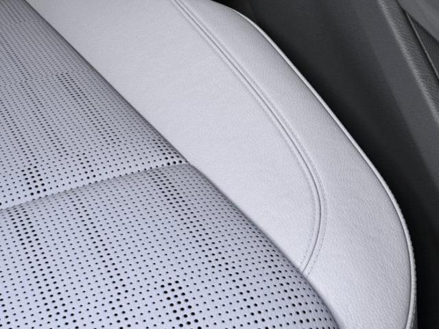 Vehicle image 21 of 24
