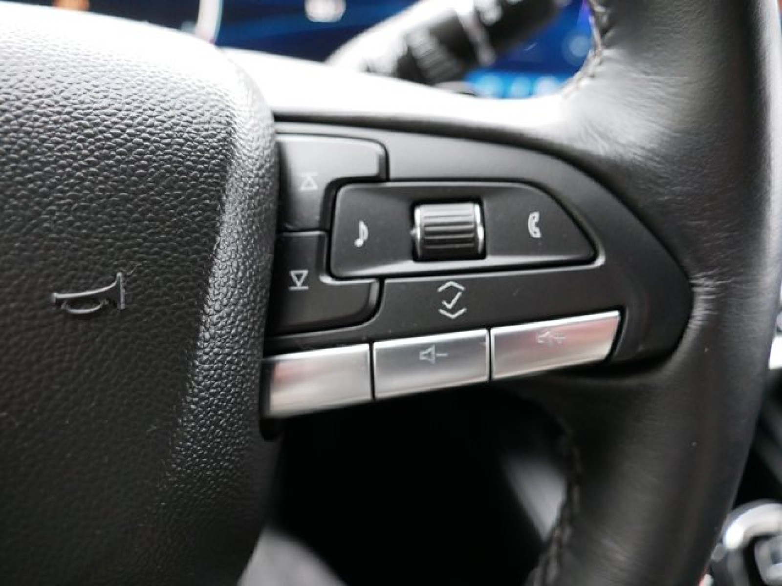 Vehicle image 19 of 25