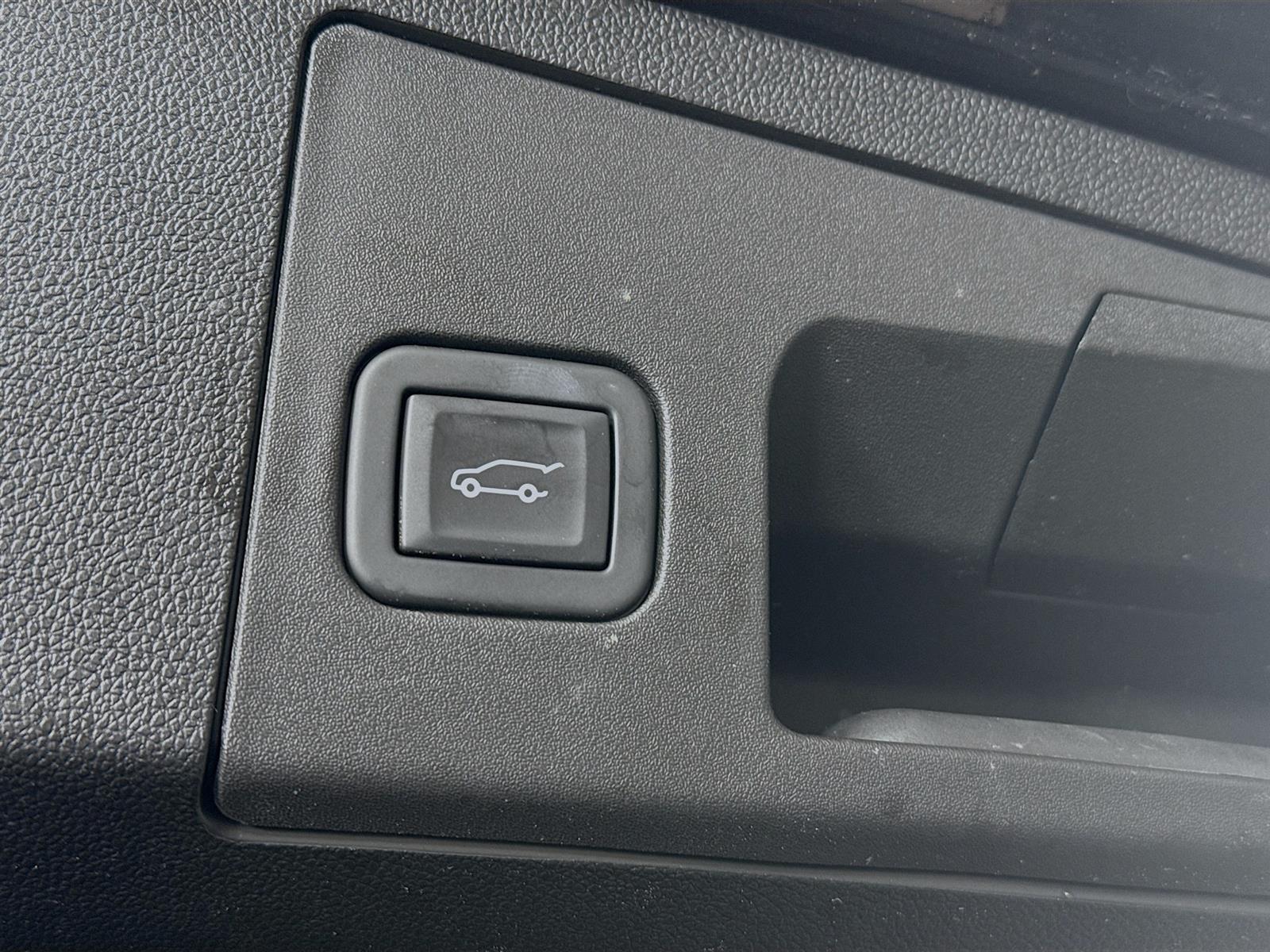 Vehicle image 46 of 52