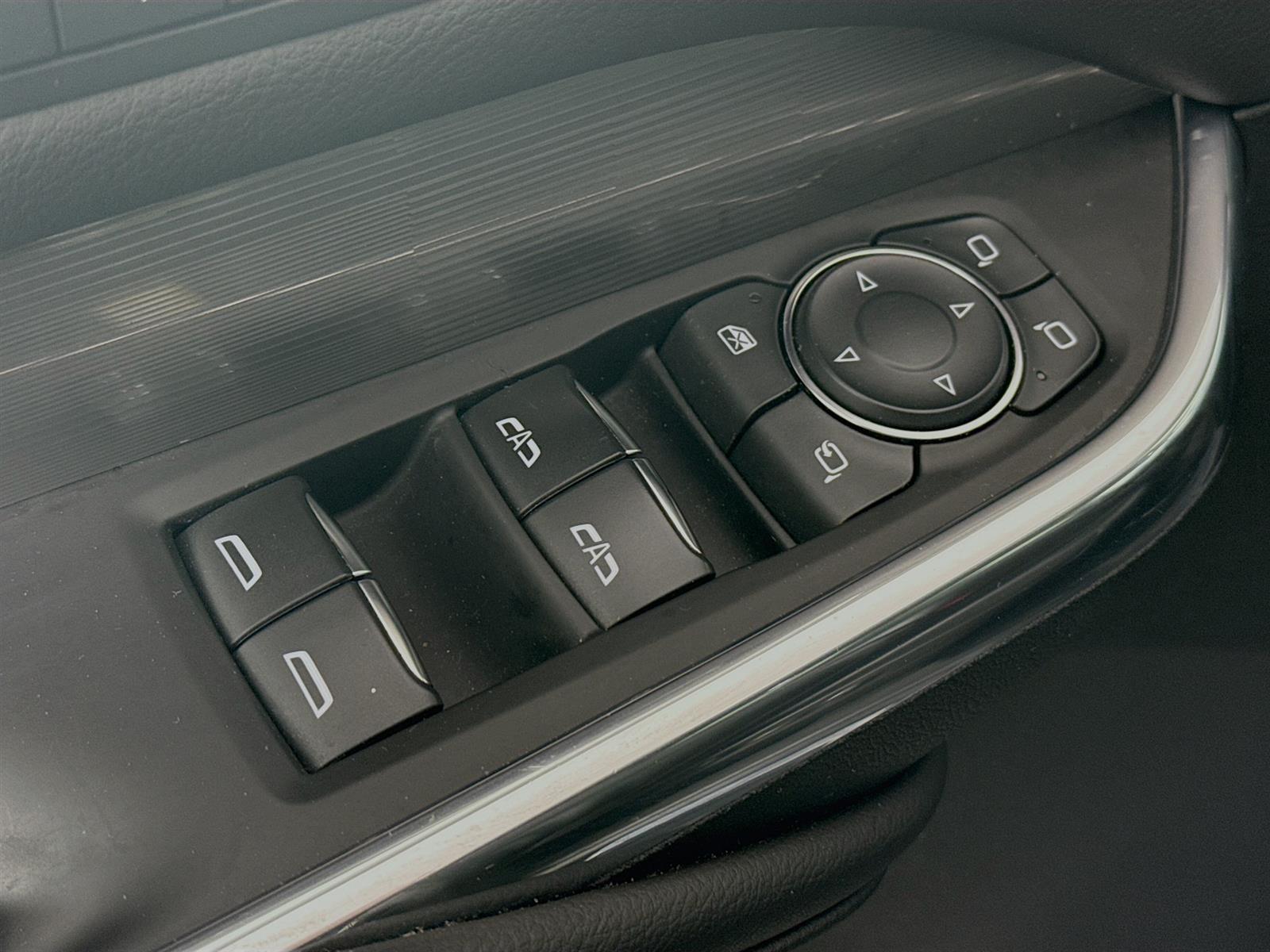 Vehicle image 33 of 52