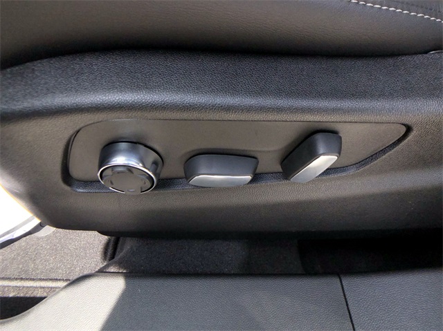 Vehicle image 20 of 33