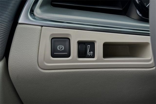 Vehicle image 28 of 33
