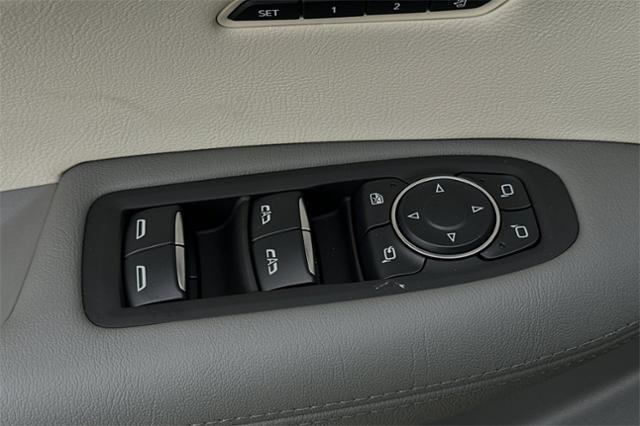 Vehicle image 27 of 33