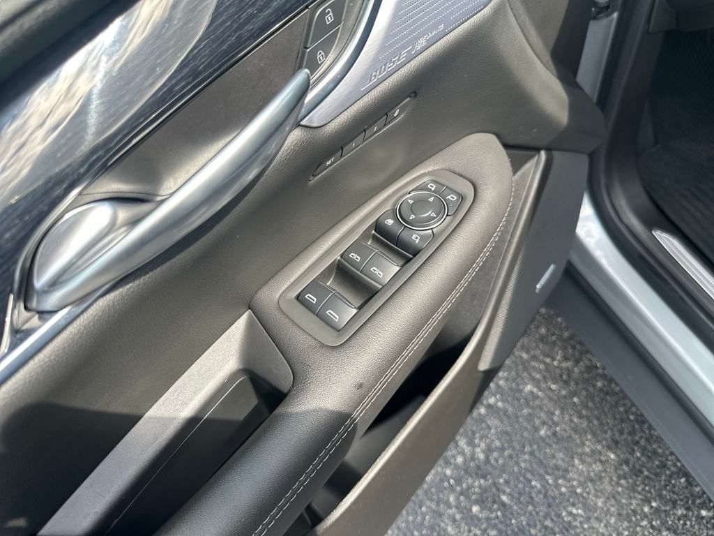 Vehicle image 18 of 37
