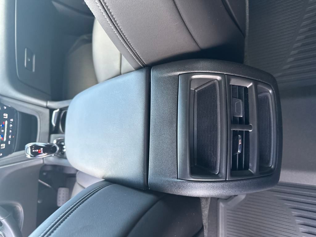 Vehicle image 33 of 37