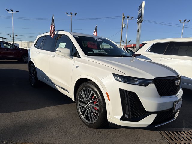 2024 Cadillac XT6 Sport Image 2 of 30