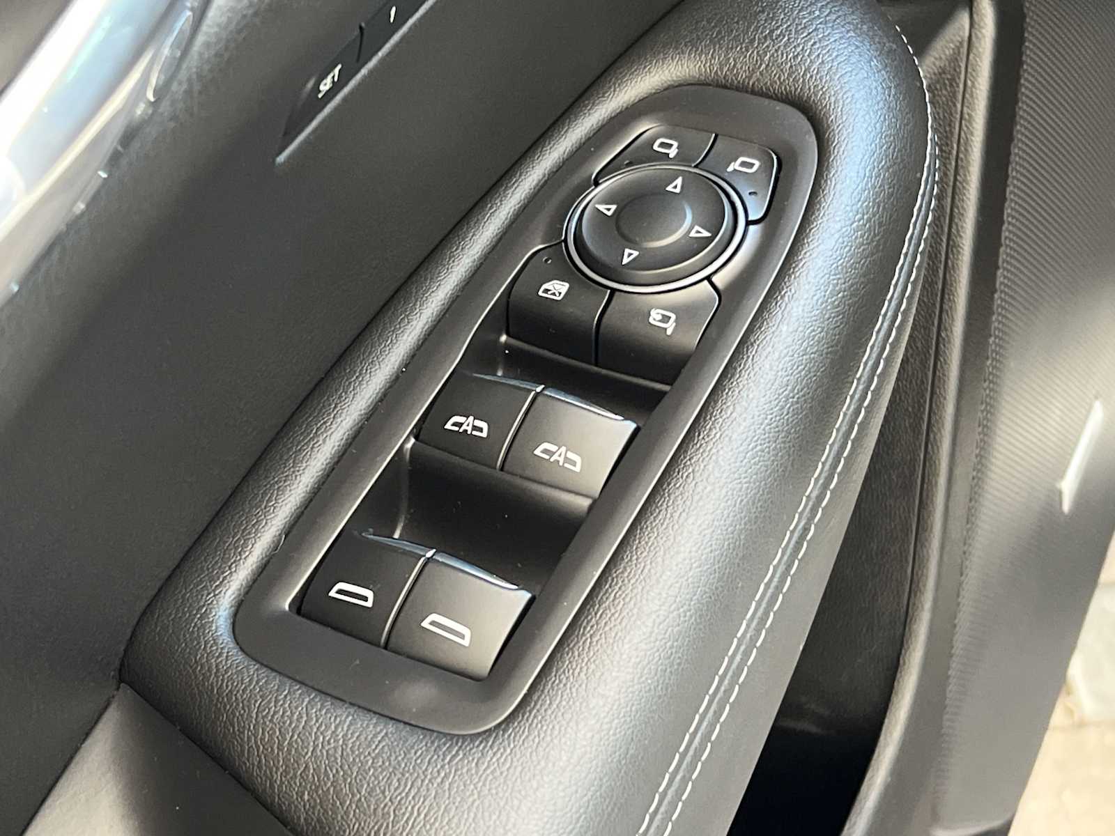 Vehicle image 33 of 36