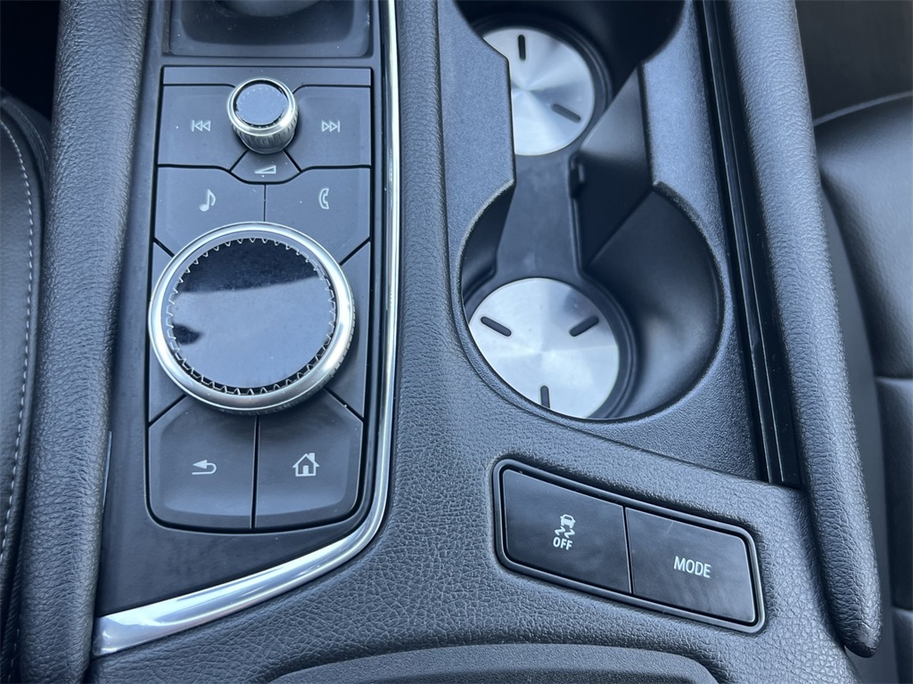 Vehicle image 33 of 35