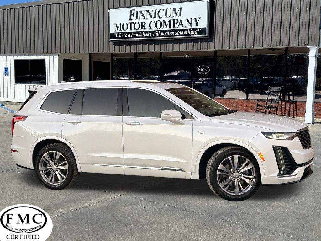 2024 Cadillac XT6 Premium Luxury Image 2 of 45