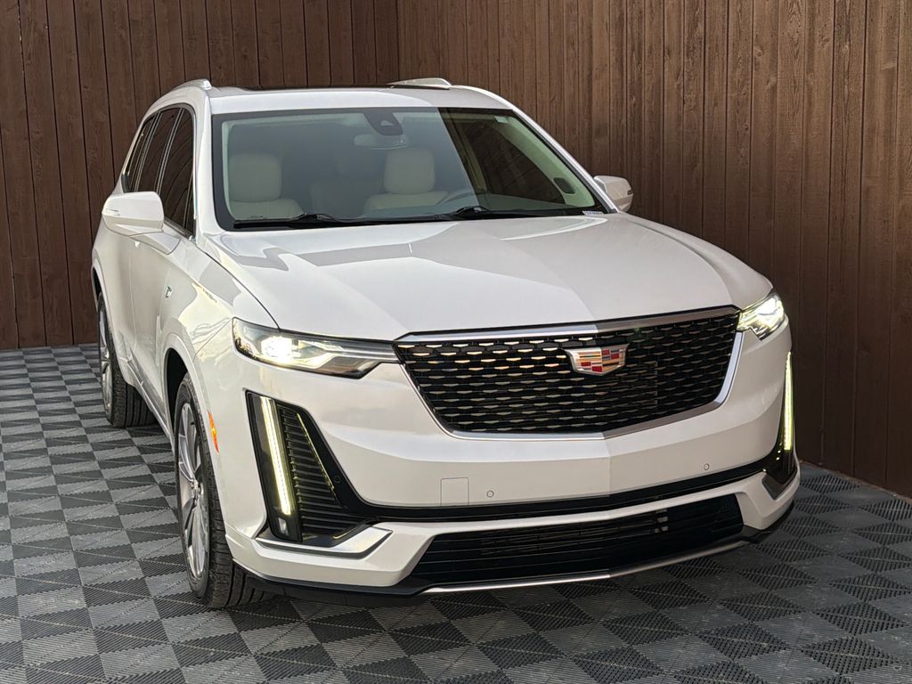 2024 Cadillac XT6 Premium Luxury Image 3 of 45