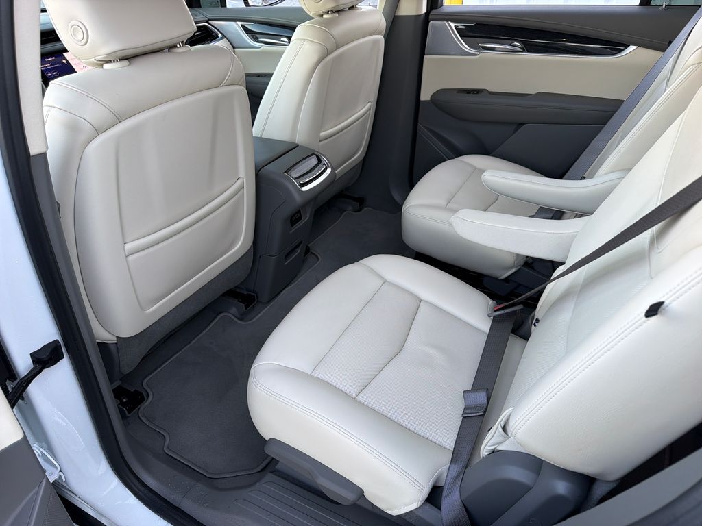 2024 Cadillac XT6 Premium Luxury Image 15 of 45