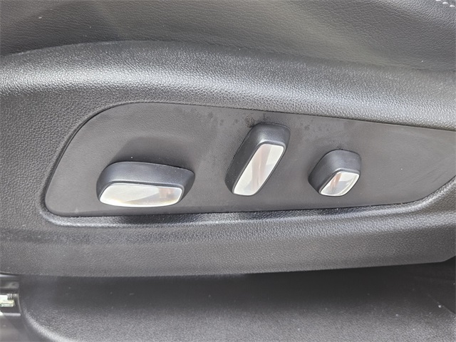 Vehicle image 10 of 32