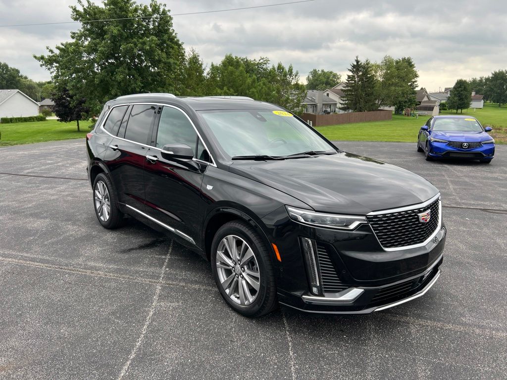 2024 Cadillac XT6 Premium Luxury Image 3 of 44