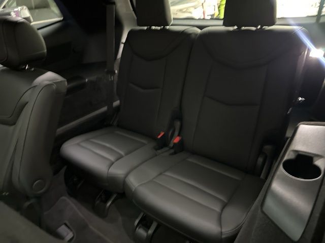 Vehicle image 17 of 32