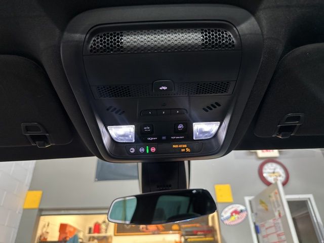 Vehicle image 28 of 32