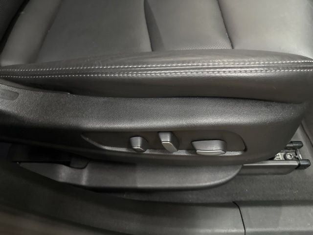 Vehicle image 26 of 32