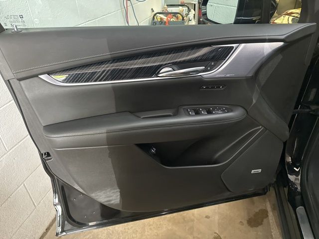 Vehicle image 24 of 32