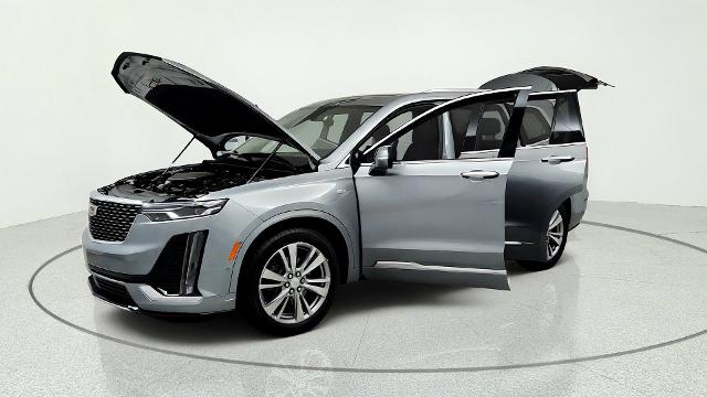 2024 Cadillac XT6 Premium Luxury Image 2 of 31