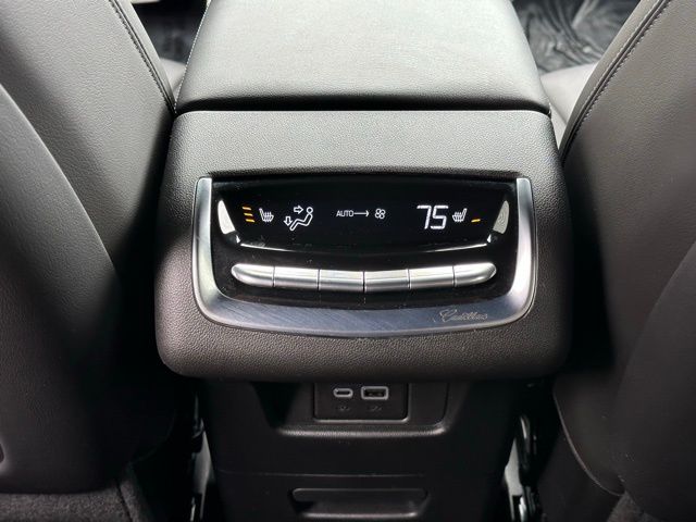 Vehicle image 25 of 42