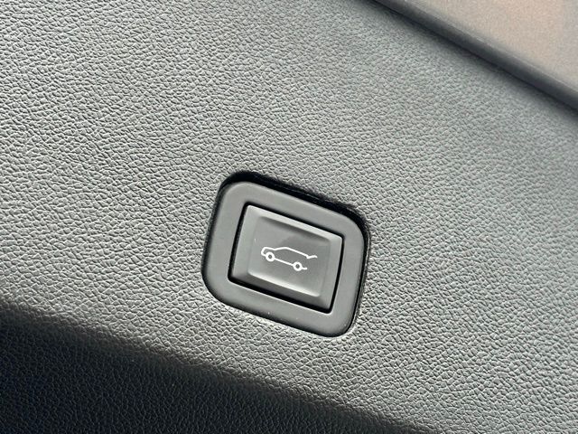 Vehicle image 32 of 42