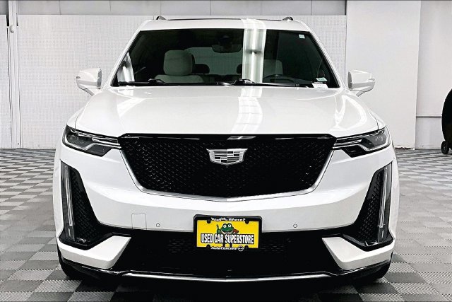 2024 Cadillac XT6 Sport Image 2 of 44