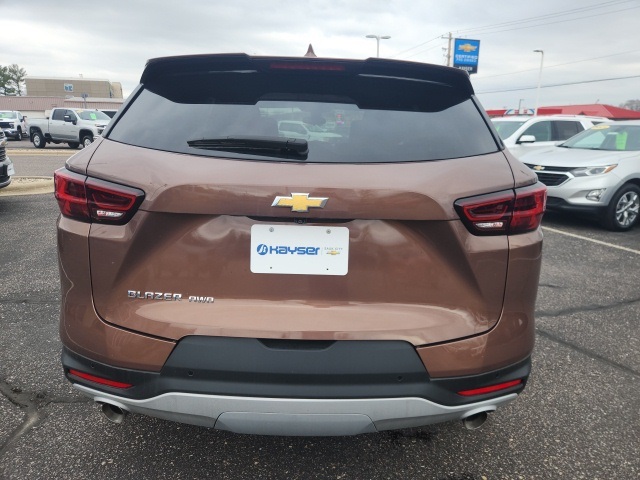 Vehicle image 4 of 17
