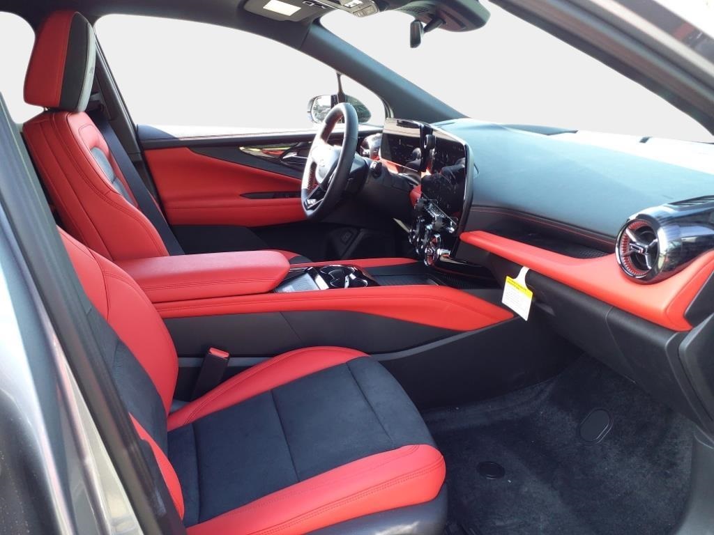 Vehicle image 17 of 24