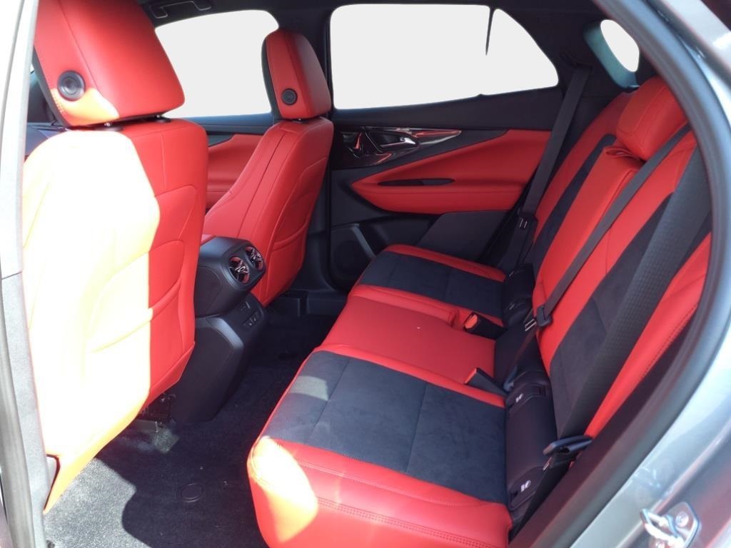 Vehicle image 13 of 24