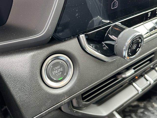 Vehicle image 27 of 32