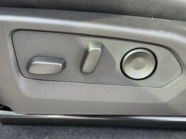 Vehicle image 32 of 37