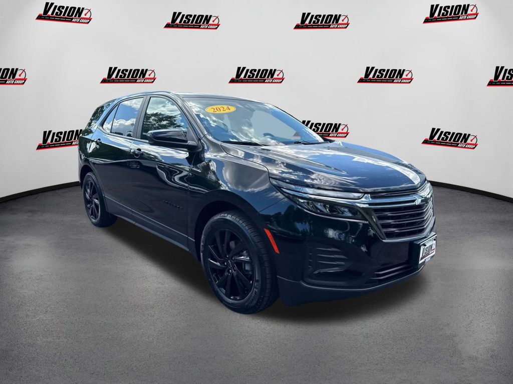 2024 Chevrolet Equinox LS Image 2 of 38
