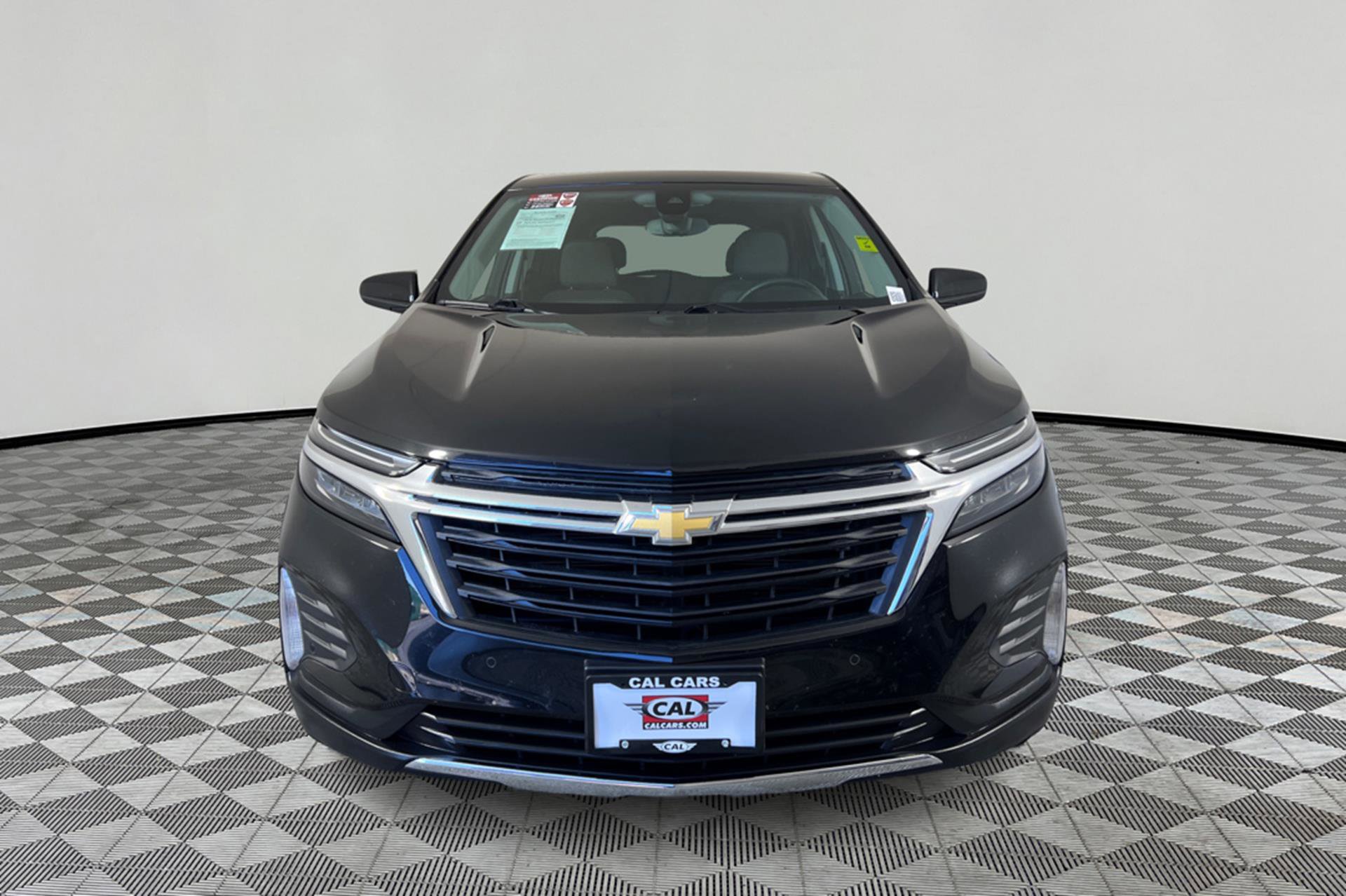 2024 Chevrolet Equinox LT Image 2 of 26